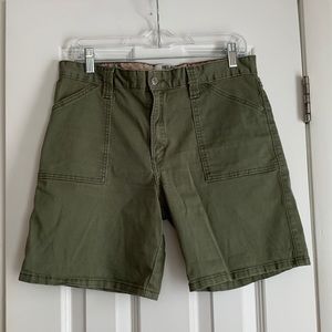 Levi’s 550 army green utility shorts Size 12